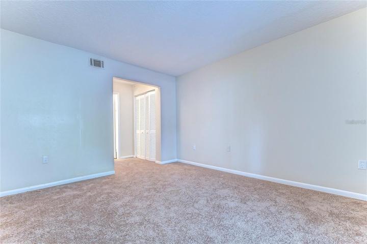 2nd bedroom with En-suite and 1 walk in closet with 2 additional closets.