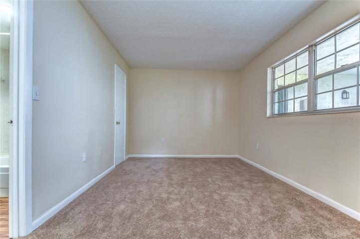 1st Bedroom with En-suite - walk in closet