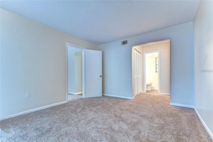 2nd bedroom with En-suite and 1 walk in closet with 2 additional closets.