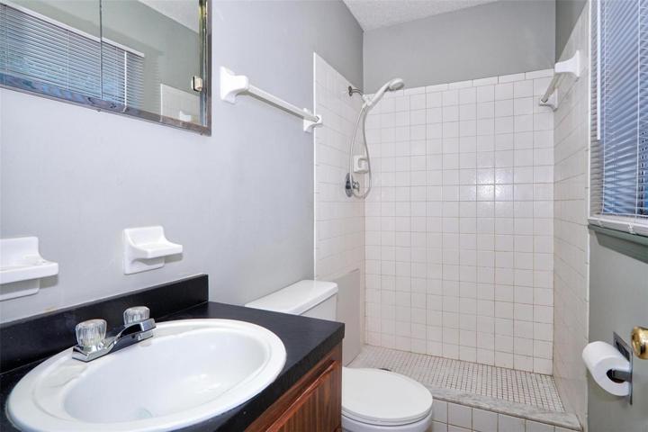 Exe. office bath
