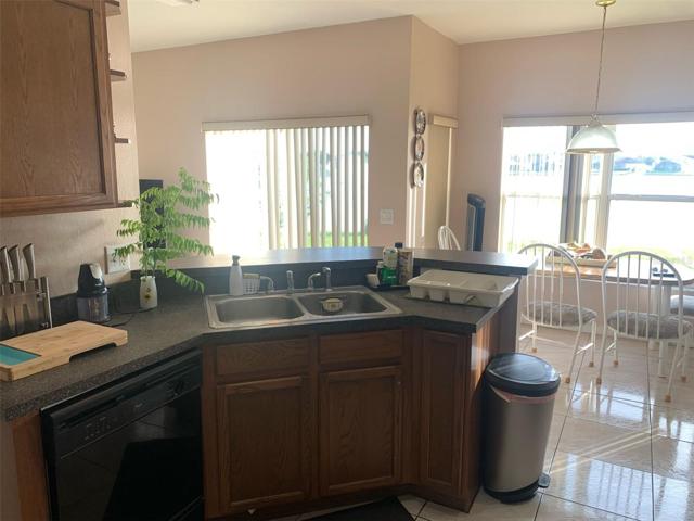 Kitchen / Eat-in-Area