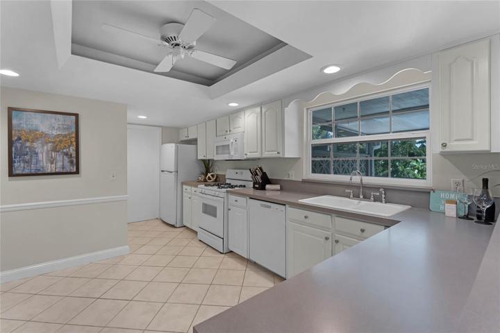 Gas range and dual sink in Kitchen