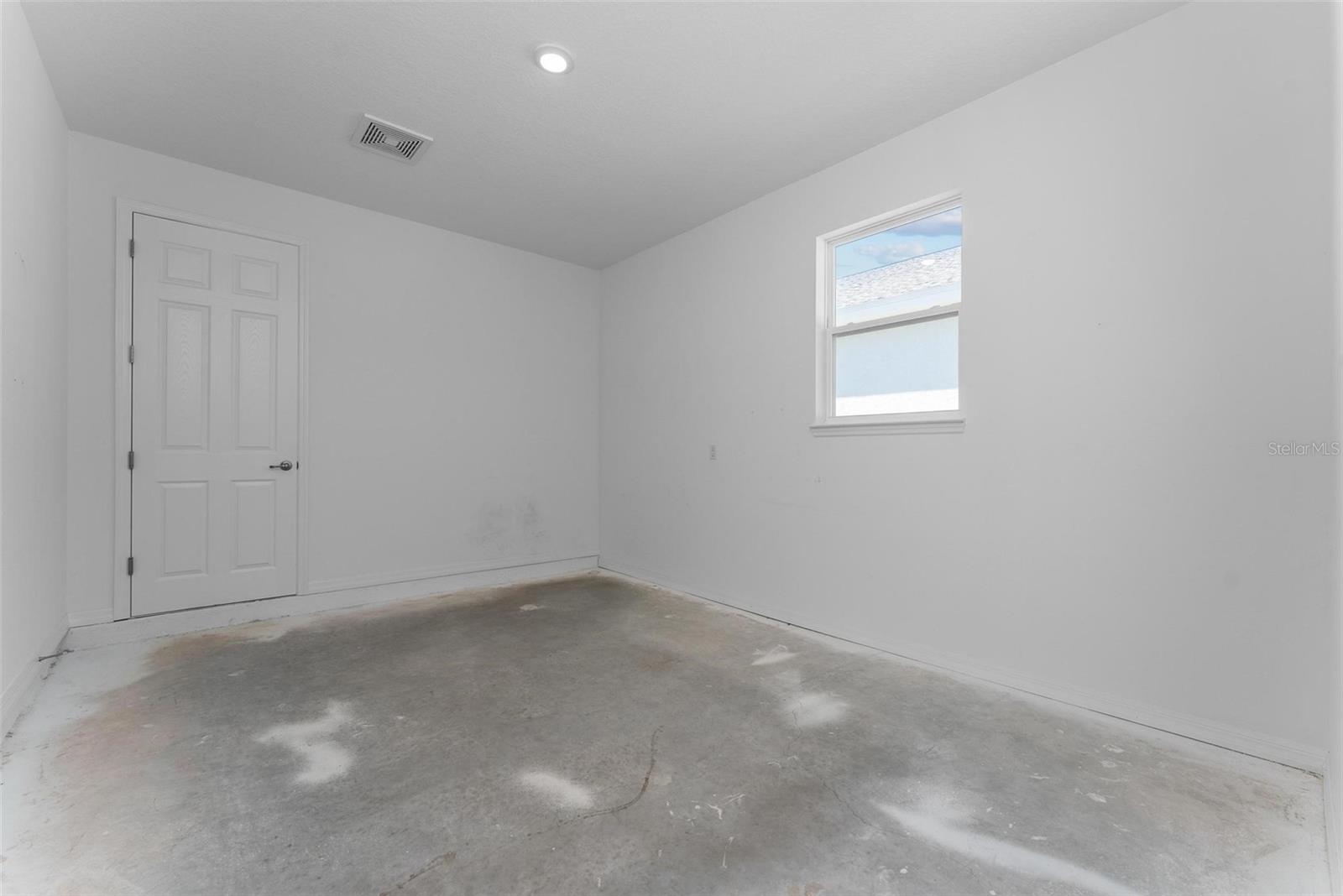 Additional workshop/office/game room under A/C