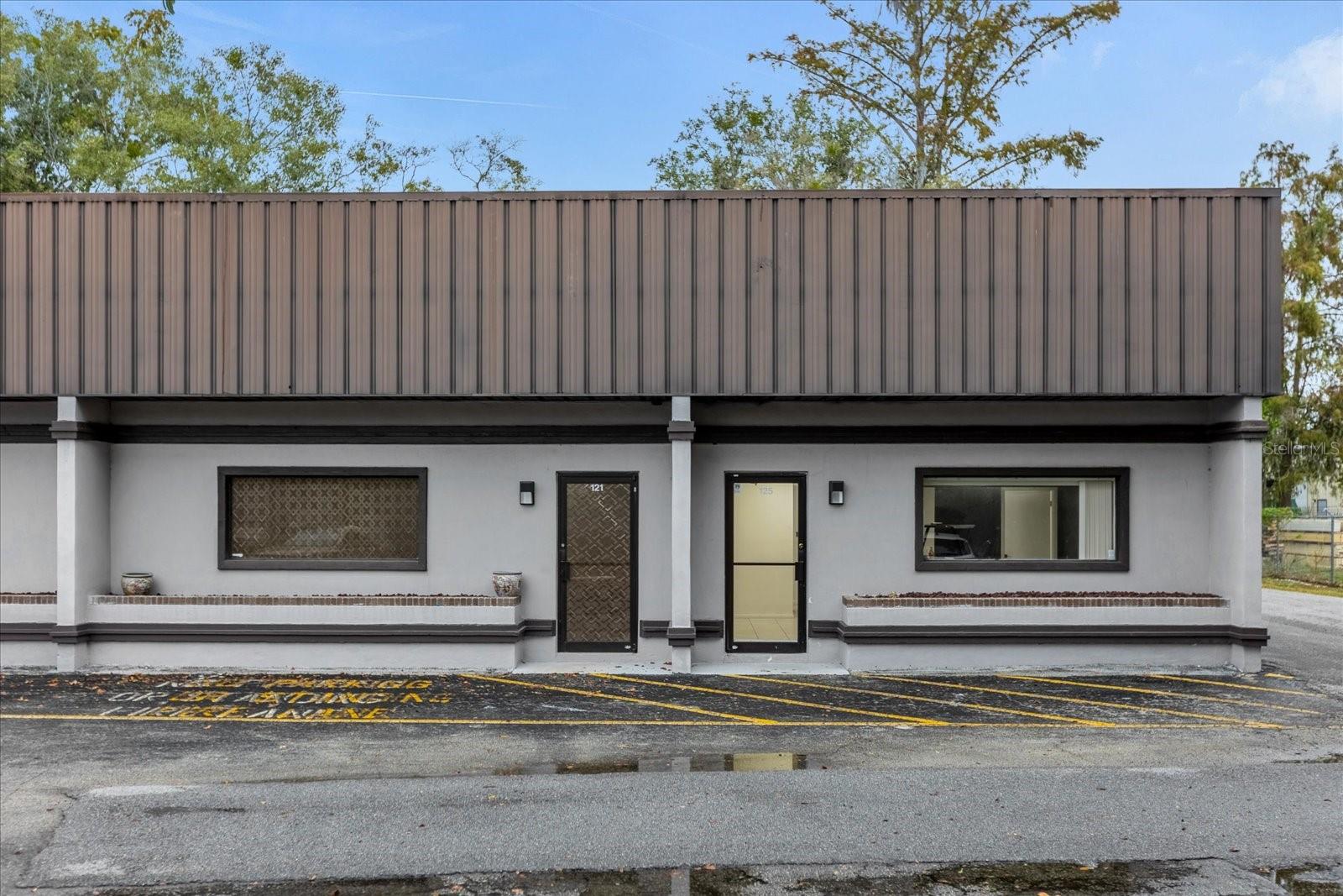 Adjoining unit also available
