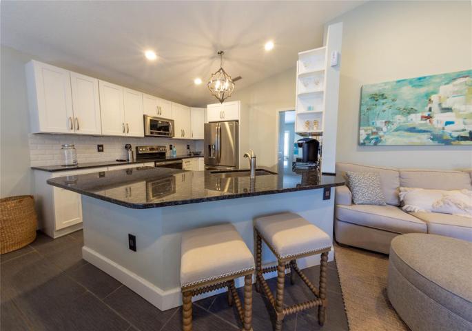Breakfast nook w/ island