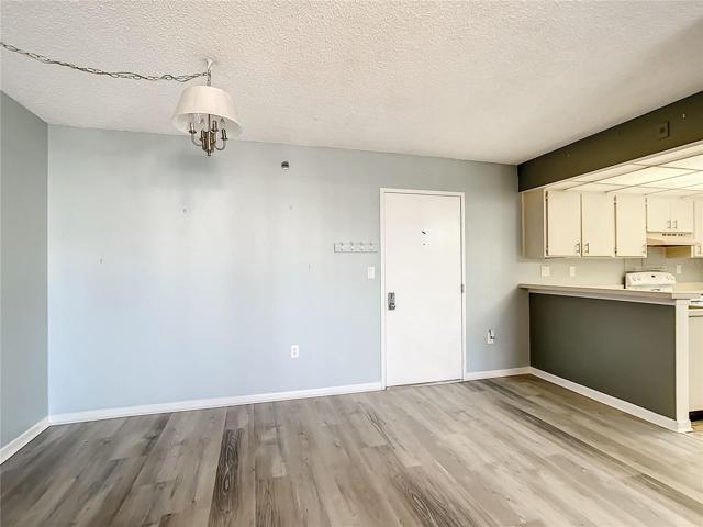 Dining Area/Breakfast Bar.
