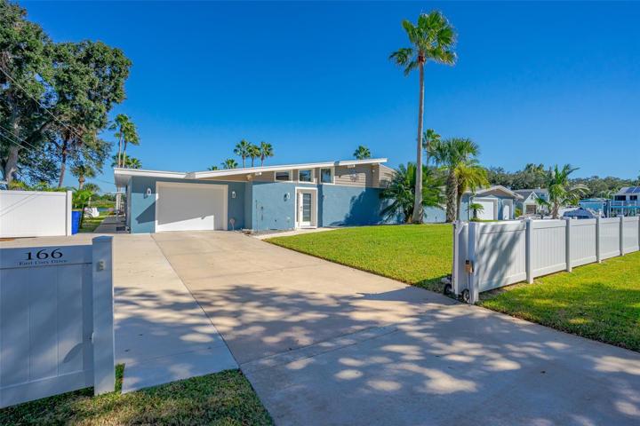 FRONT OF HOME WITH AUTOMATIC GATE