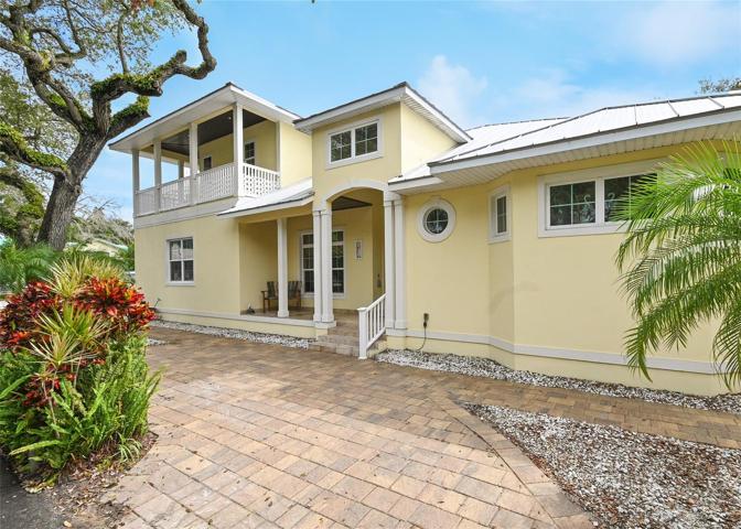 Multiple driveways for lots of parking.
