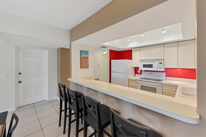 Fully outfitted gourmet kitchen