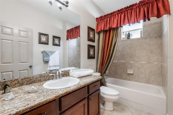 Foyer bath between bedrooms 2 and 3.