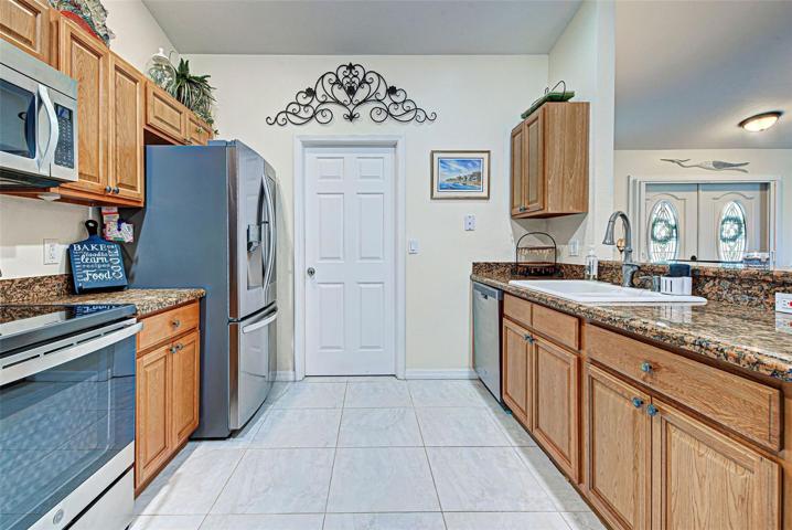Nice large kitchen with all new appliances. Plenty of space for more than one cook in the kitchen