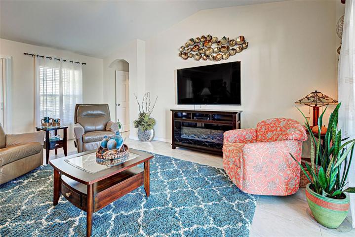 View looking towards mastersuite.