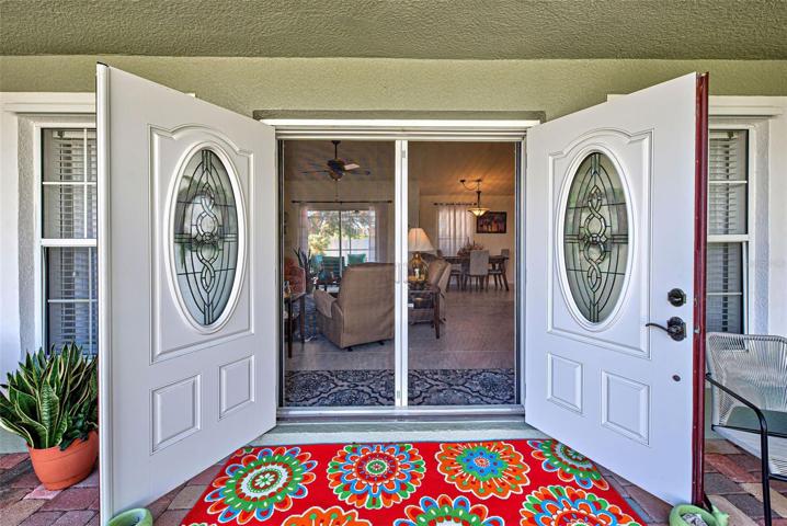 Welcoming entry with retractable screens