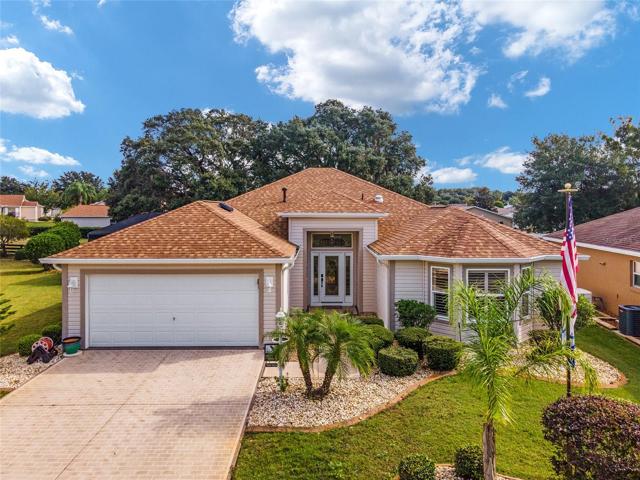 Lantana on a cul de sac 5 minutes from Lake Sumter Landing Town Square