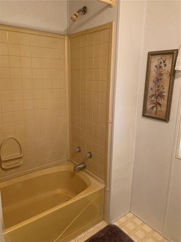 Bathroom 2 tub