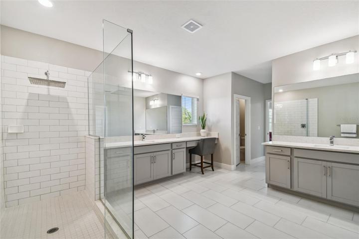 Master bathroom/ in suite bathroom 2 vanities