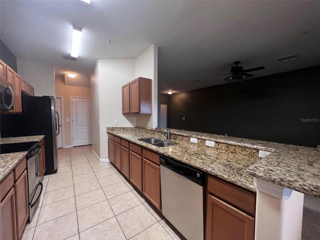 Kitchen w/granite counter tops
