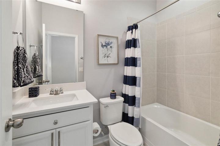 En-suite bathroom with tub