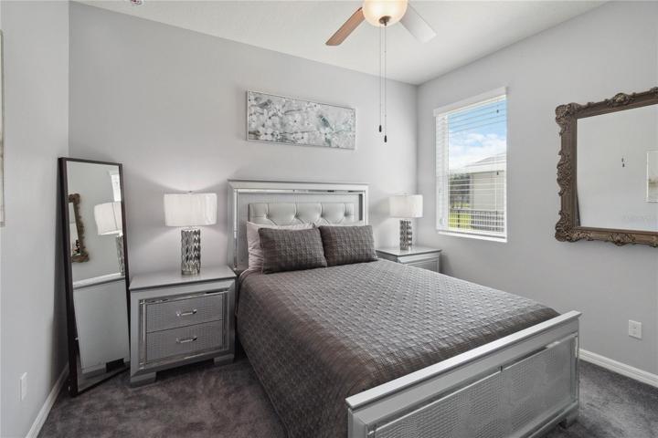 Guest bedroom with ceiling fan