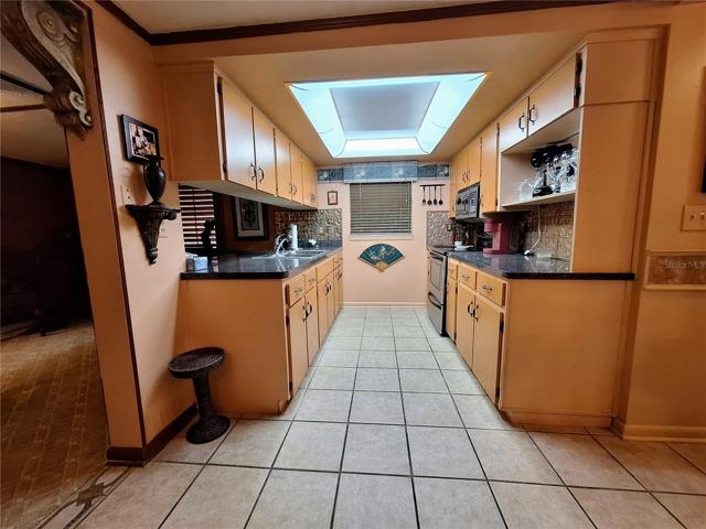 Kitchen Eat-in Area