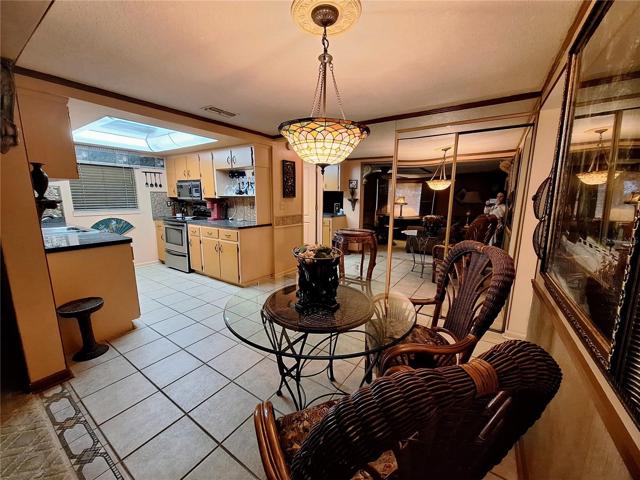 Kitchen Eat-in Area