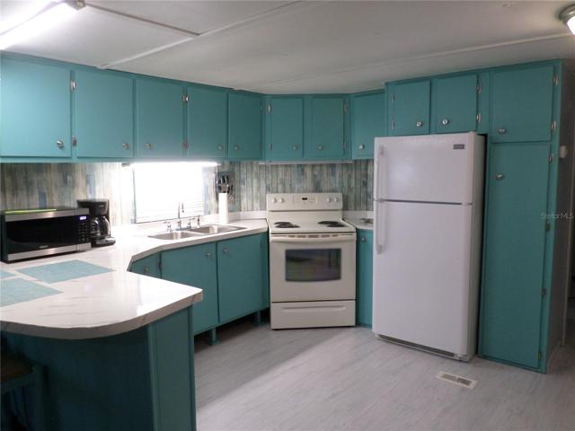 KITCHEN WOOD CABINETS