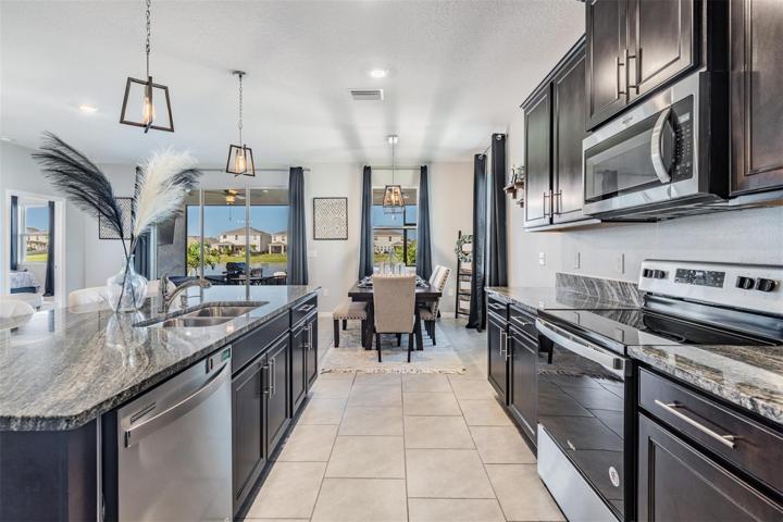 KITCHEN/DINING ROOM