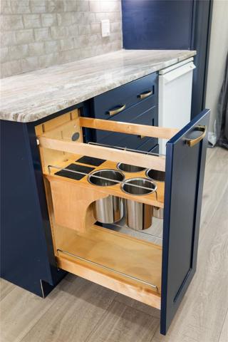 Utensil holders and knife block so you don't clutter your counters!