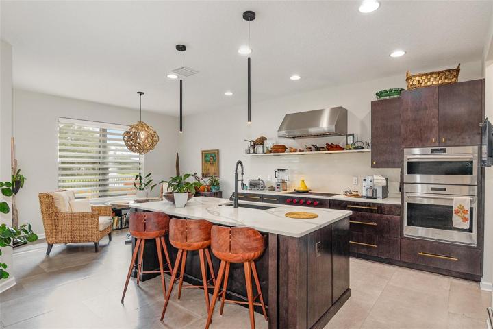 Kitchen with breakfast bar