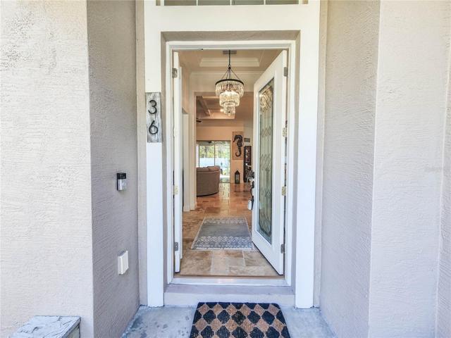 Retracting Side-Lite opens to accommodate moving large furnishings.