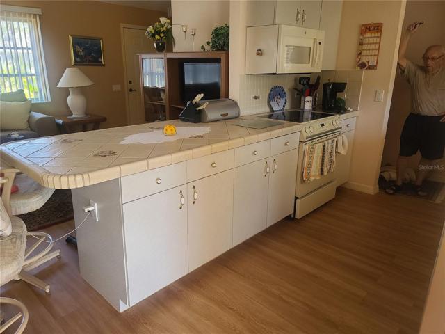 KITCHEN COUNTER