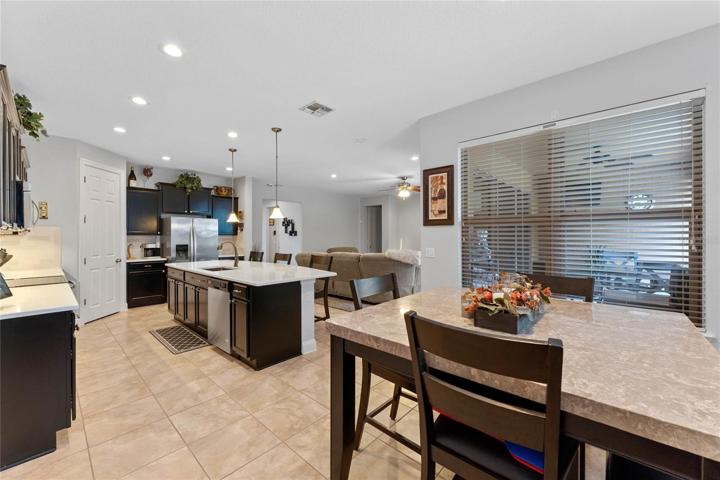 Kitchen & Eat-in area