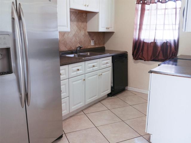 Kitchen (fridge/ sink)