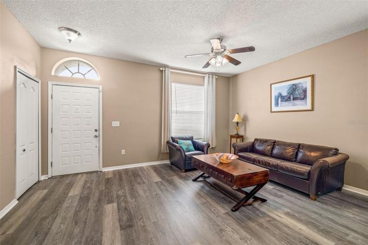 Living Room / Entry