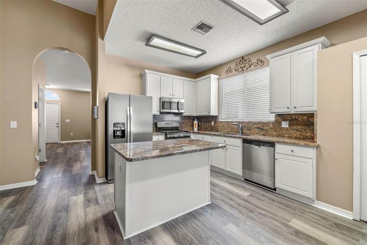 Breakfast Bar / Island