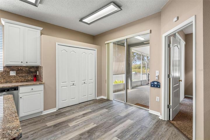 Large Eat-In Kitchen