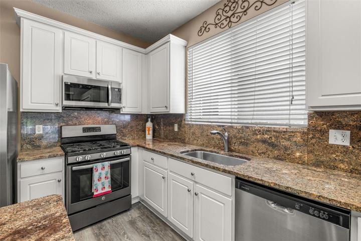 Stainless Appliances & Gas Range