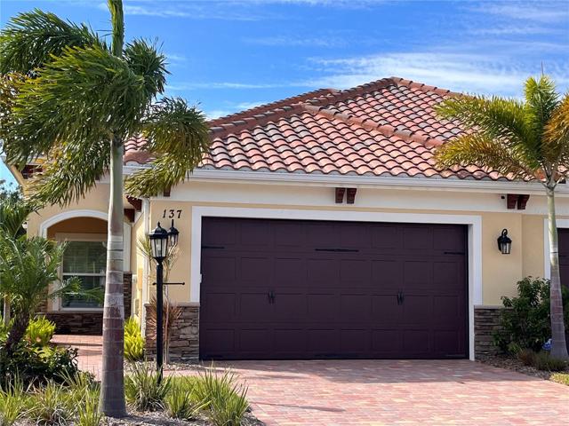 137 Colebrook Court in Cassata Place just 1 1/2 miles to downtown Venice!