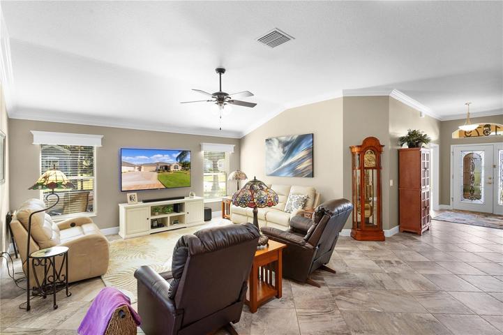 Living room/entry