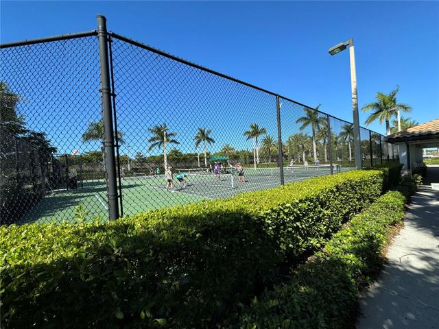 tennis/pickleball courts