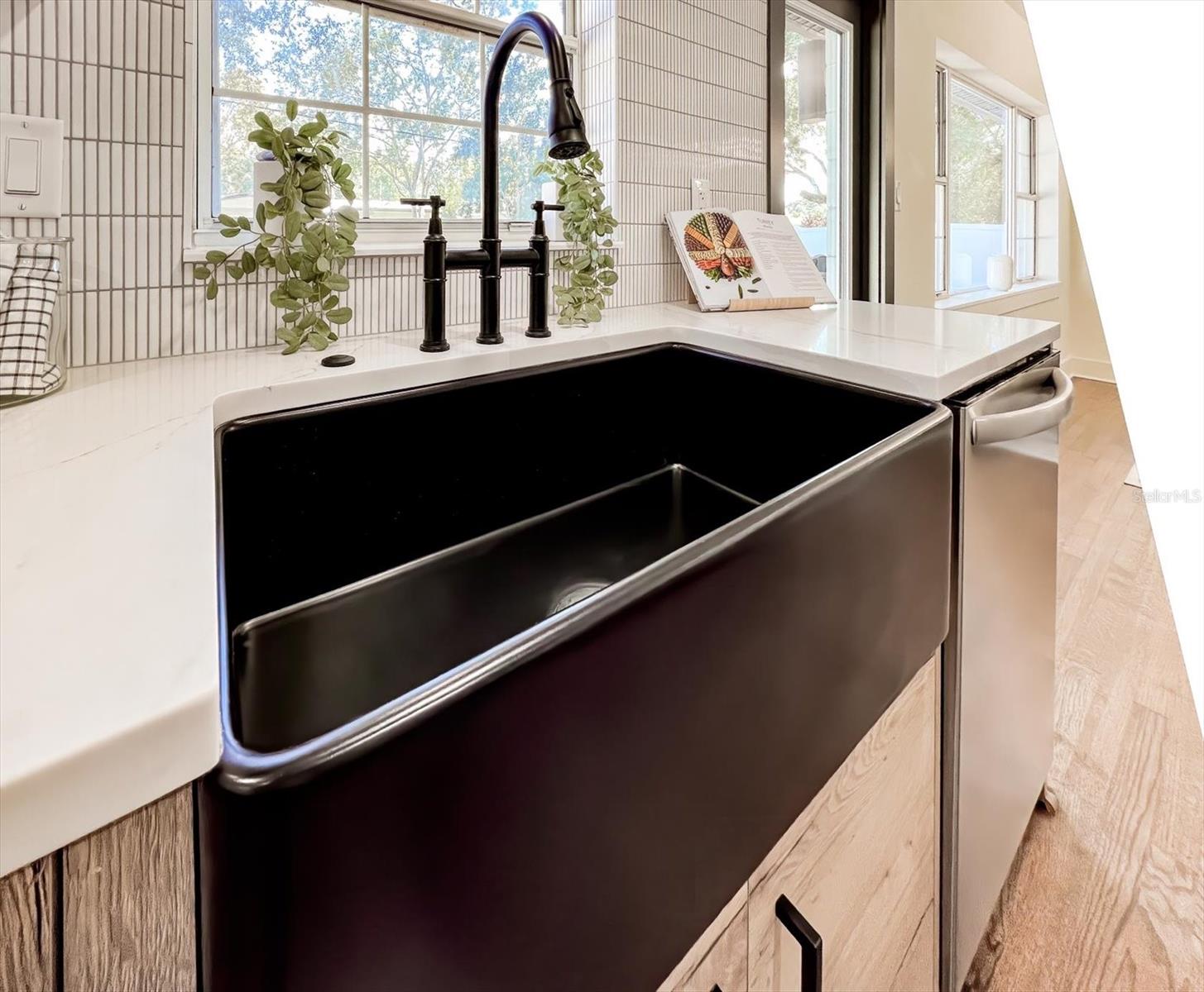 Classic farm sink in black.
