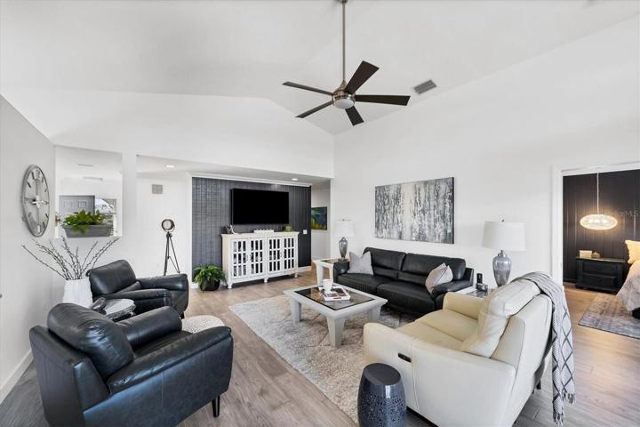 Large 21 x 16 living room