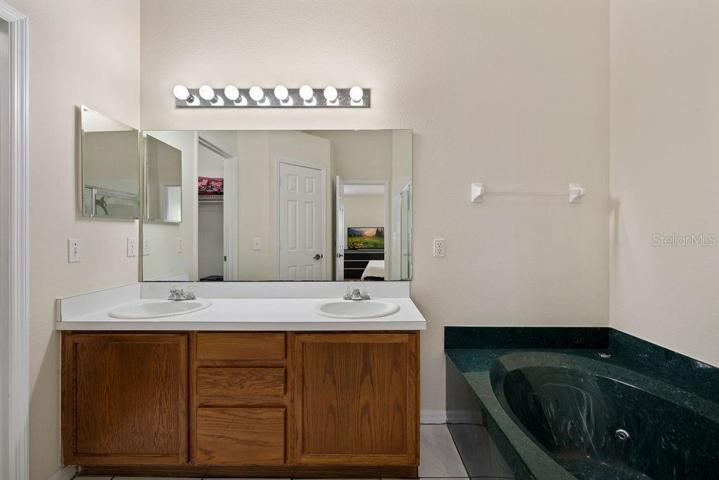 Owner's en-suite with separate tub and shower.