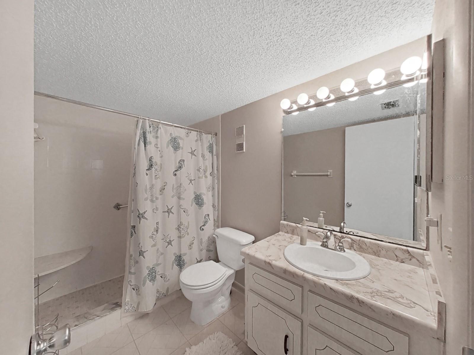 Large en-suite bathroom