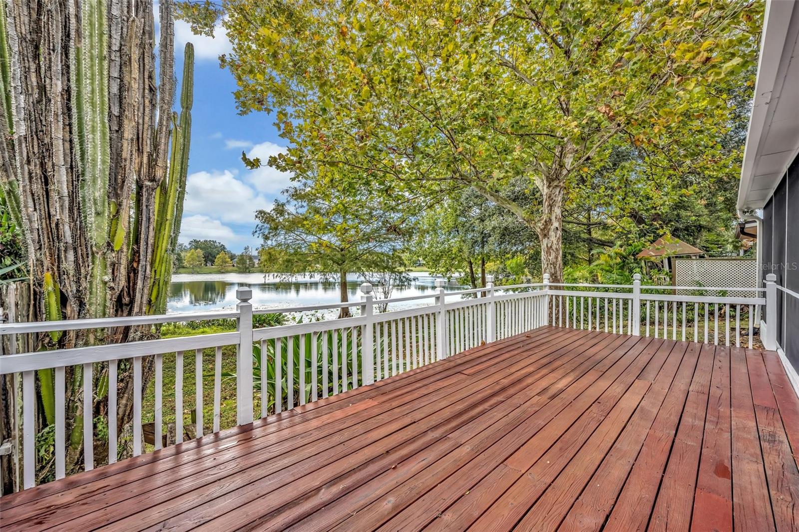 Nice large Deck waterside.