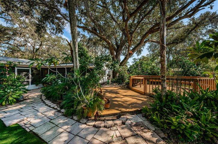 Tri-level decking