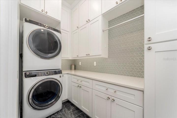 LAUNDRY CENTER