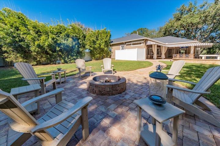ENJOY FAMILY AND FRIENDS AT THE OUTDOOR FIRE PIT