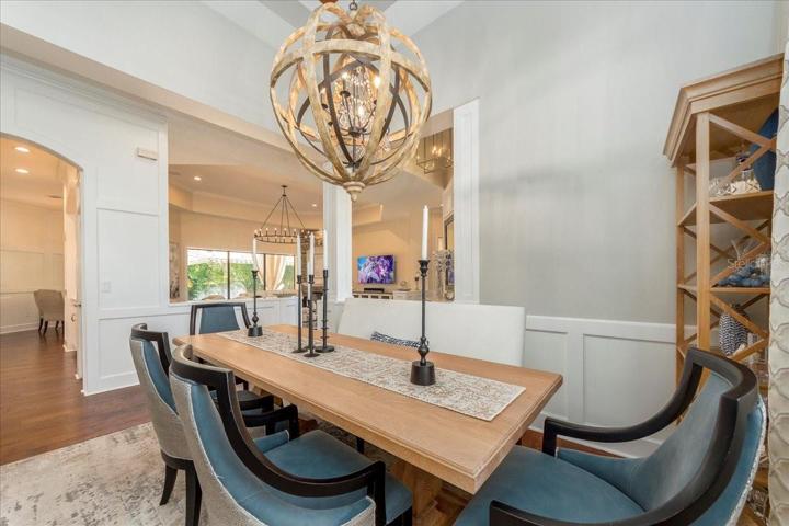 ELEGANT DINING ROOM