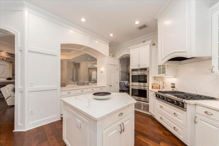 SPECTACULAR ISLAND KITCHEN